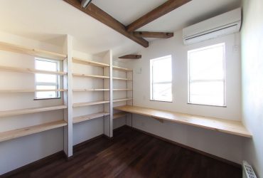 壁面いっぱいに本棚を設けた書斎 | 自然素材の注文住宅,健康住宅 | 実例写真 | 東京都練馬区