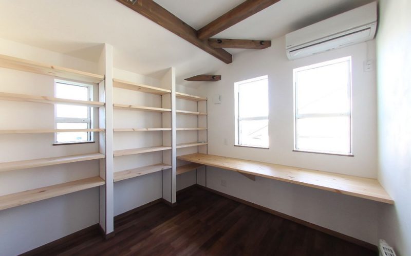 壁面いっぱいに本棚を設けた書斎 | 自然素材の注文住宅,健康住宅 | 実例写真 | 東京都練馬区