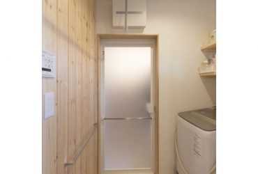 脱衣室も木張りの壁で落ち着く空間に | 自然素材の注文住宅,健康住宅 | 実例写真 | 埼玉県さいたま市