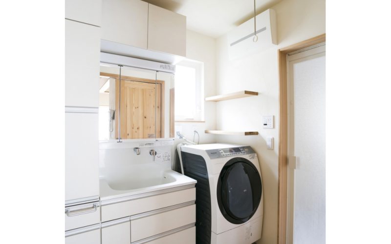 白ですっきりまとめられた洗面脱衣室 | 自然素材の注文住宅,健康住宅 | 実例写真 | 茨城県牛久市