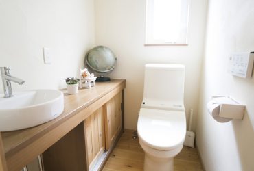 無垢材の手洗いカウンターを設けたトイレ | 自然素材の注文住宅,健康住宅 | 実例写真 | 茨城県牛久市