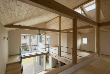 2階の壁や家具の配置は、暮らしながら検討する「自由に編集可能な空間」というコンセプトで、将来的な壁や建具の増築にも対応します。