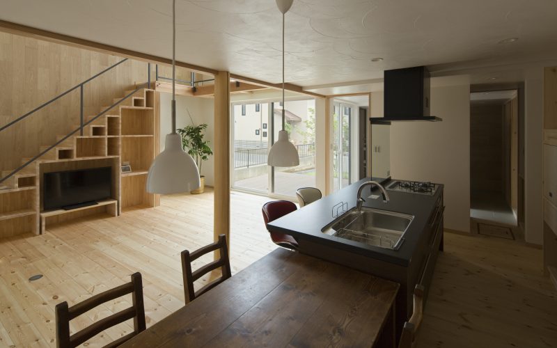 キッチンは玄関から直接アクセス可能なパントリーを隣接して設け、アイランド形式としています。