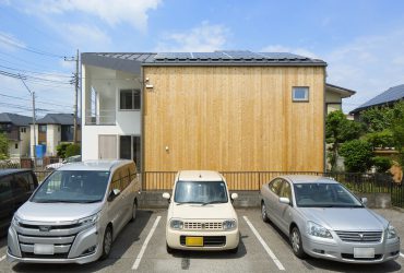 東西北面の開口部は基本的に日射遮蔽を優先して日射取得を期待せず、最小限の大きさの開口を必要最小限の数量設けるという設計方針を採用しています。