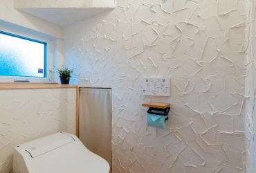 トイレ内の漆喰は「スパニッシュ」と呼ばれる塗り方を採用。凹凸と表情のある壁に合わせて、照明選びにもこだわったそうだ。
