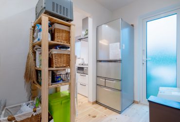 できるだけ生活感をキッチンの表に出さないよう、パントリー側に冷蔵庫や食器などの収納棚を設置している